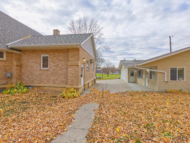 More Photos Of 410 1st St N, Winsted Office For Sale