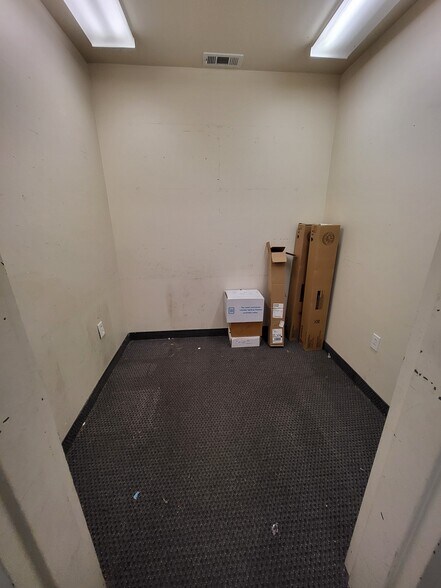 More Photos Of 3201 Lusk Dr, Neosho Storefront For Lease