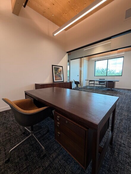 More Photos Of 2422 E 7th St, Austin Office For Lease
