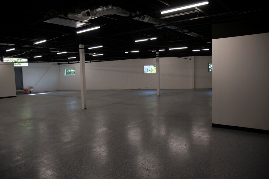 More Photos Of 41 Elm St, Stoneham Warehouse For Lease