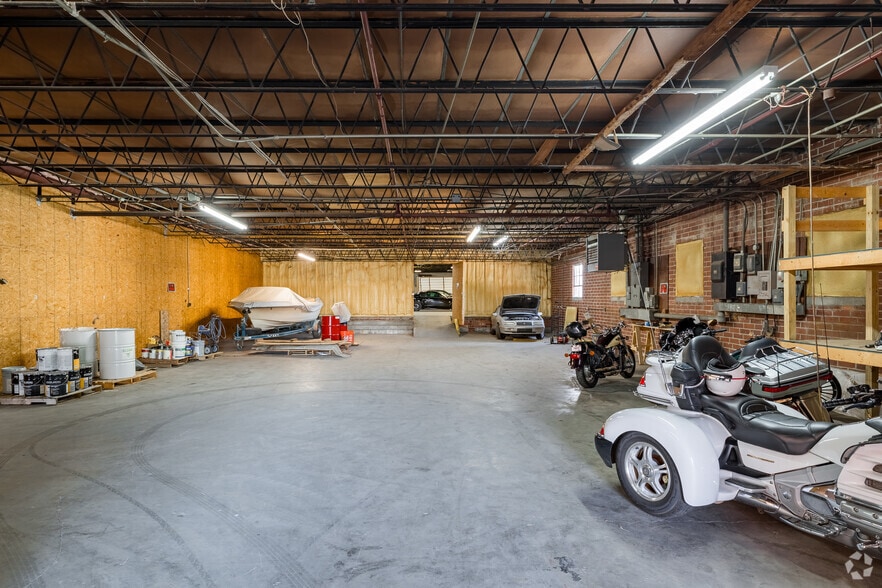 More Photos Of 222 King St S, Calhoun Warehouse For Sale