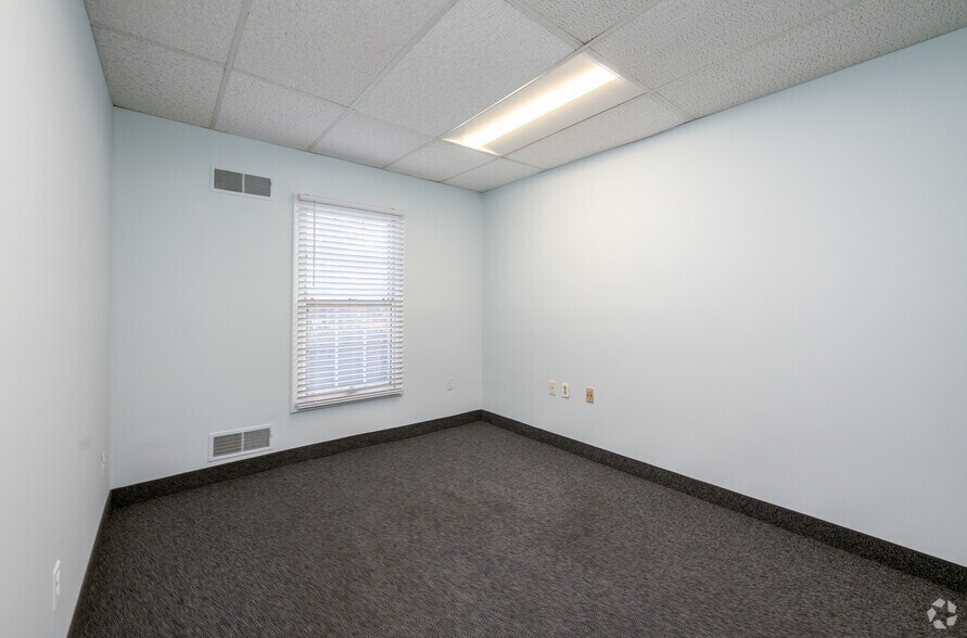 More Photos Of 5602-5654 Shields Dr, Bethesda Medical For Lease