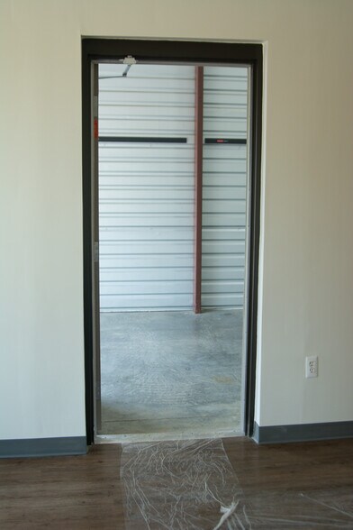 More Photos Of 14935 W 11 Mile Rd, Oak Park Self Storage For Lease
