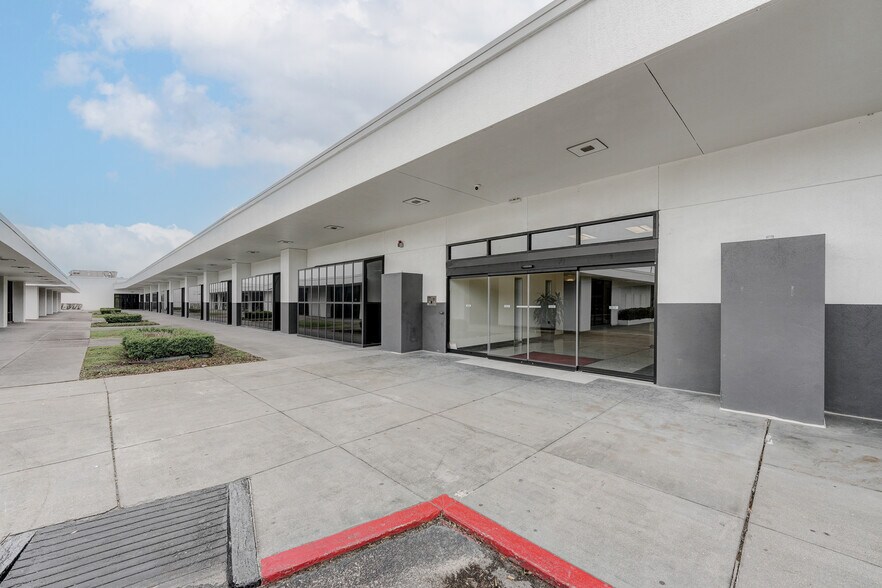 More Photos Of 5330 Griggs Rd, Houston Medical For Lease