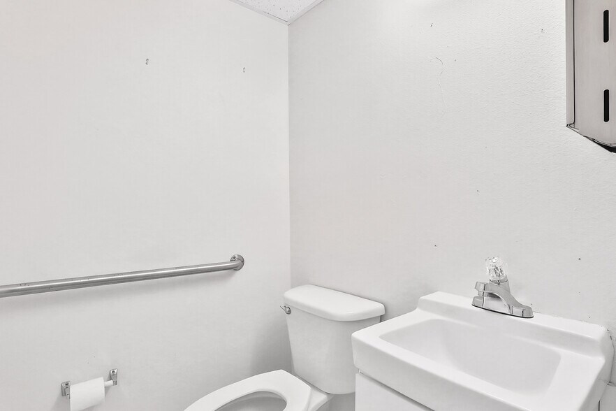 More Photos Of 162 Peninsula Dr S, Daytona Beach Medical For Sale