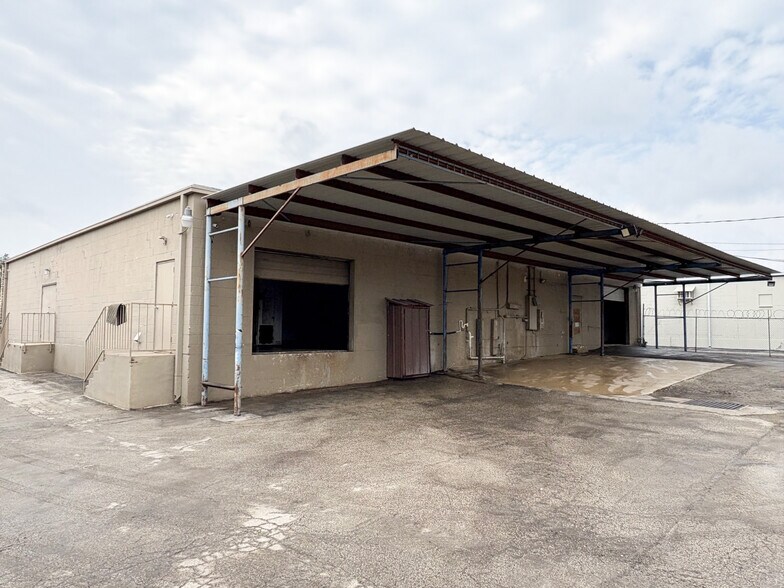 More Photos Of 511-513 W Rhapsody Dr, San Antonio Service For Lease