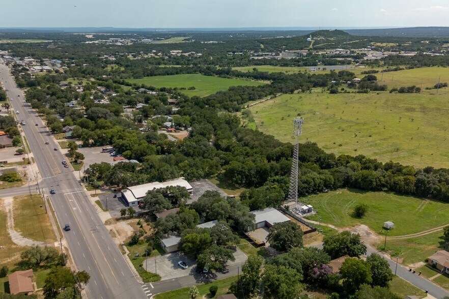 More Photos Of 201 W 9th St, Burnet Warehouse For Lease