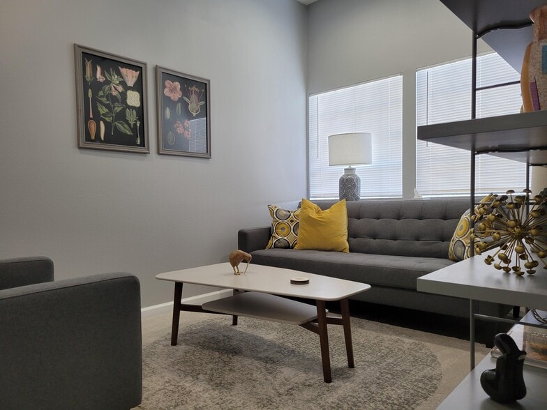 More Photos Of 11712 Moorpark St, Studio City Loft Creative Space For Lease