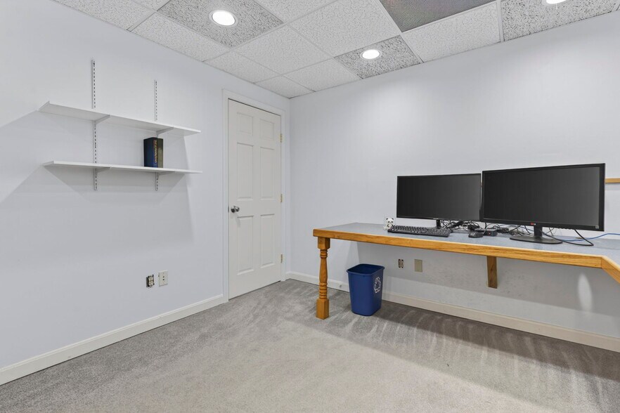 More Photos Of 24 Stickney Ter, Hampton Office For Sale