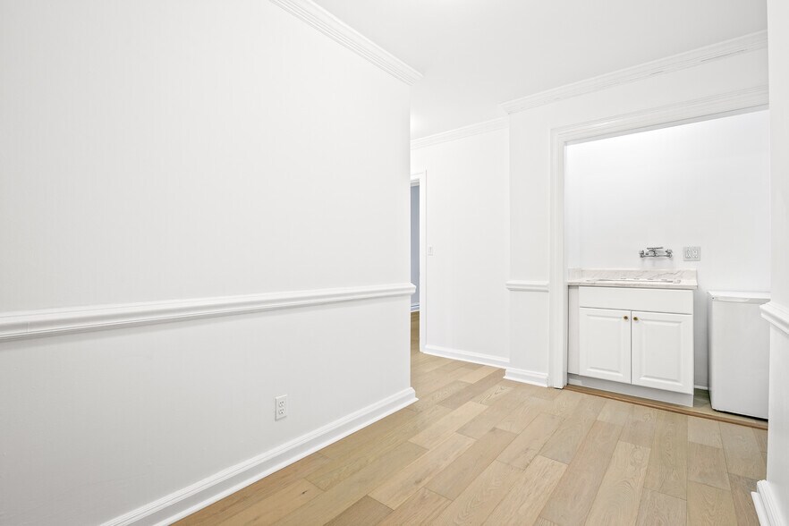 More Photos Of 140 E 40th St, New York Apartments For Sale