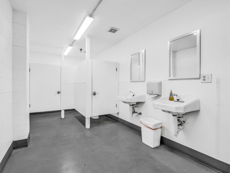 More Photos Of 5645 E Clinton Ave, Fresno Manufacturing For Lease