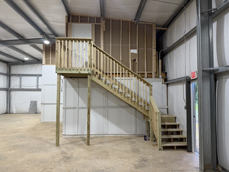 More Photos Of 125 Payne Rd, Anderson Light Manufacturing For Lease
