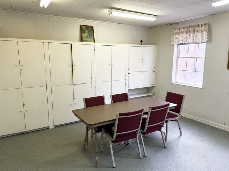 More Photos Of 634 Main St, Forest Park Flex For Sale