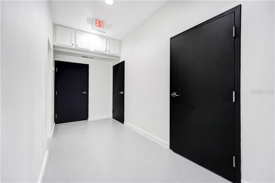 More Photos Of 1313 Edgewater Dr, Orlando Storefront For Lease