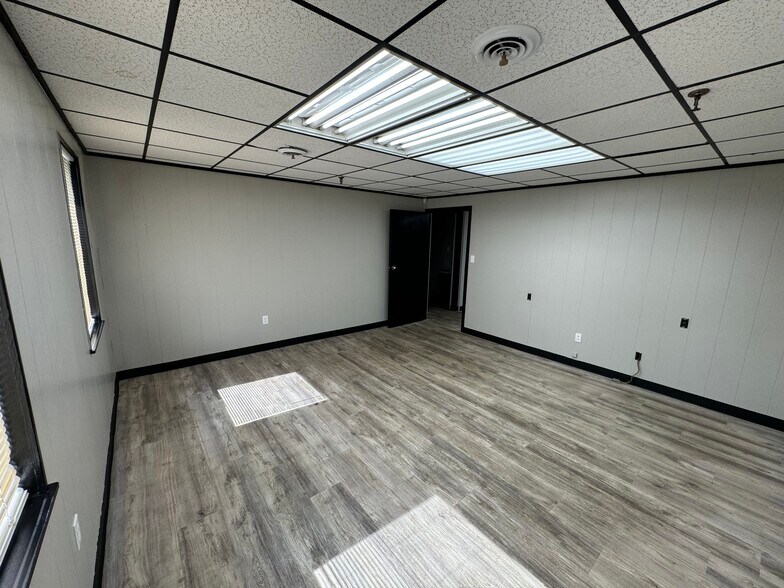 More Photos Of 300 Winona St, Knoxville Distribution For Lease