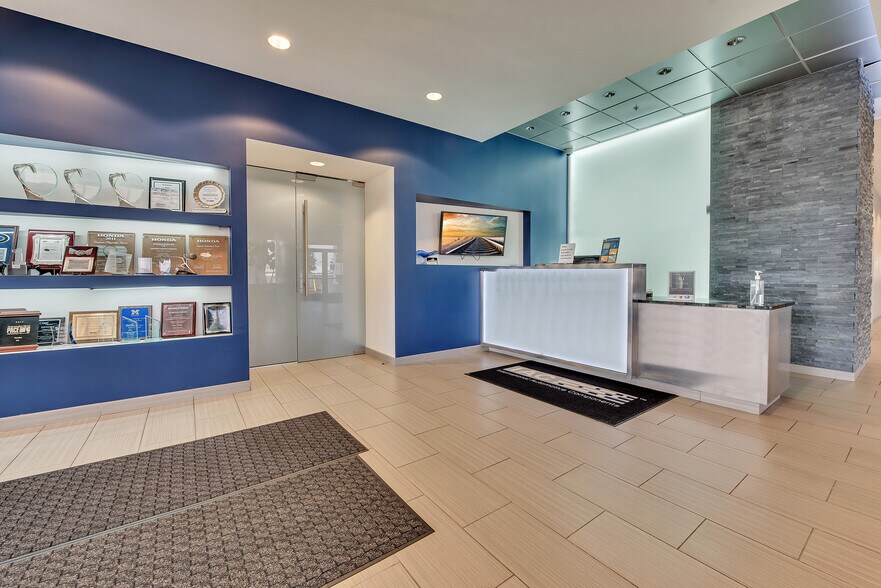 More Photos Of 28333 Telegraph Rd, Southfield Office For Sale