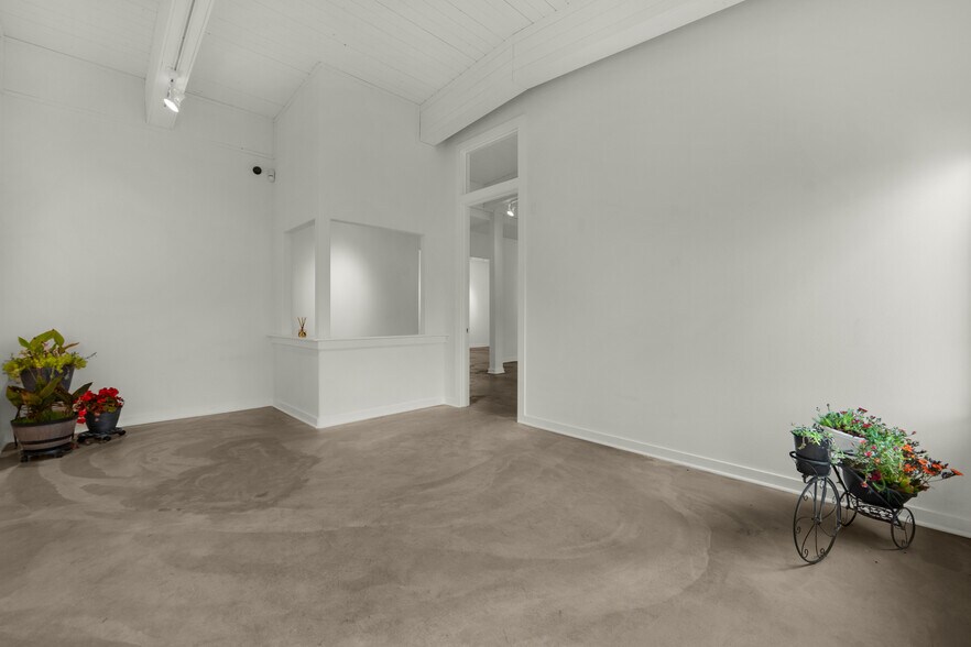 More Photos Of 809 S Holladay Dr, Seaside Showroom For Sale