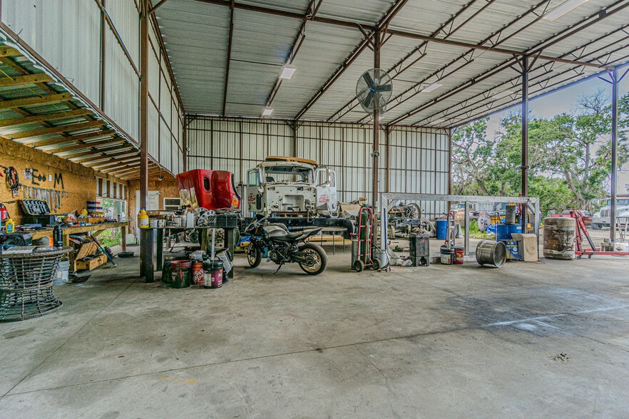 More Photos Of 6911 Gibsonton Dr, Gibsonton Light Manufacturing For Sale