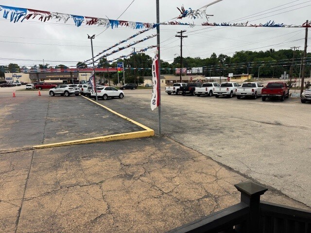 More Photos Of 412 E Spring St, Palestine Auto Dealership For Sale