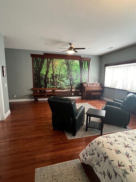 More Photos Of 418-420 E State St, Rockford Storefront For Sale