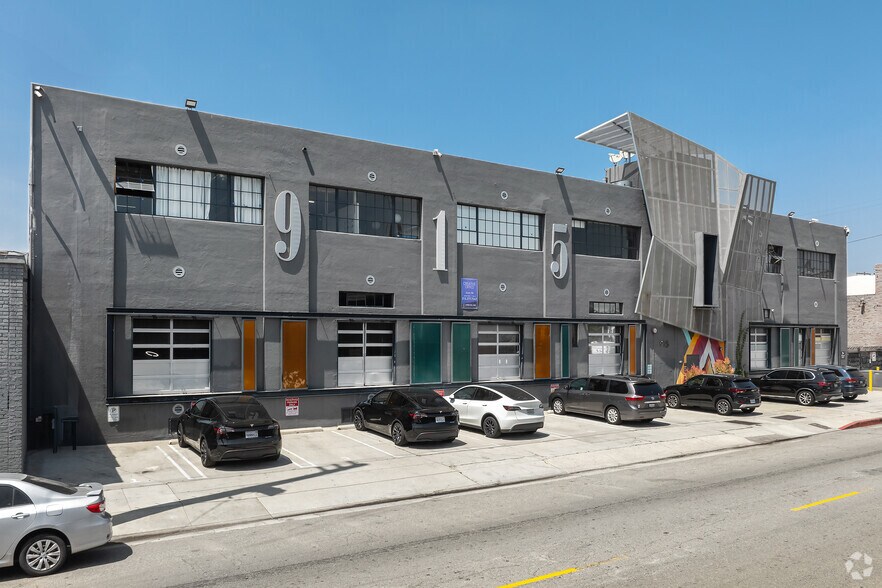 More Photos Of 915 Mateo St, Los Angeles Loft Creative Space For Lease
