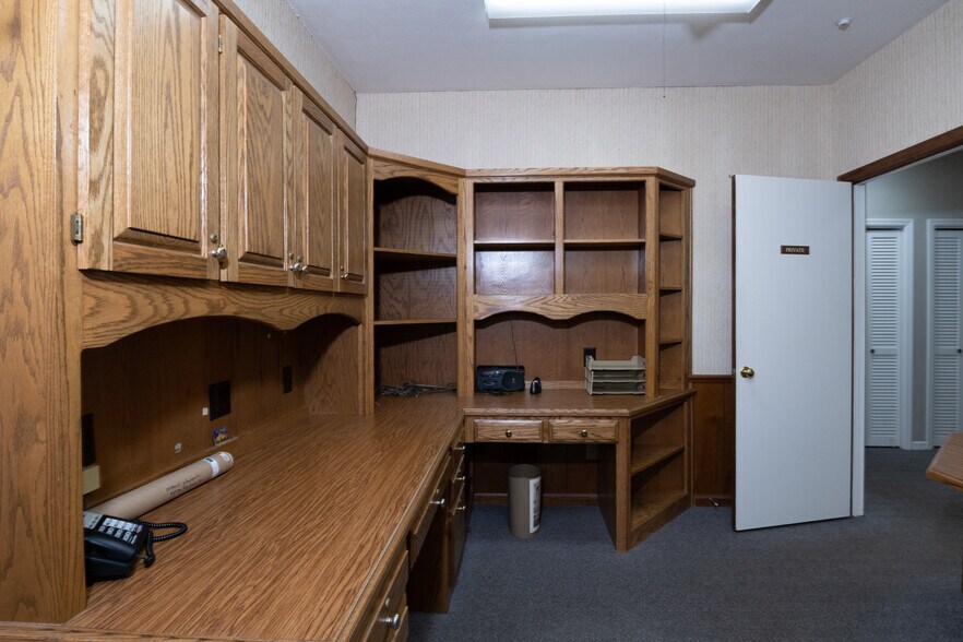 More Photos Of 3830 Rosemont Dr, Columbus Office For Sale