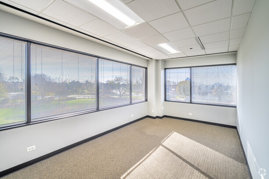 More Photos Of 387 Shuman Blvd, Naperville Medical For Lease