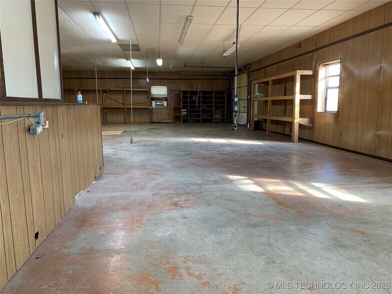 More Photos Of 423 S Hazel St, Grove General Retail For Sale