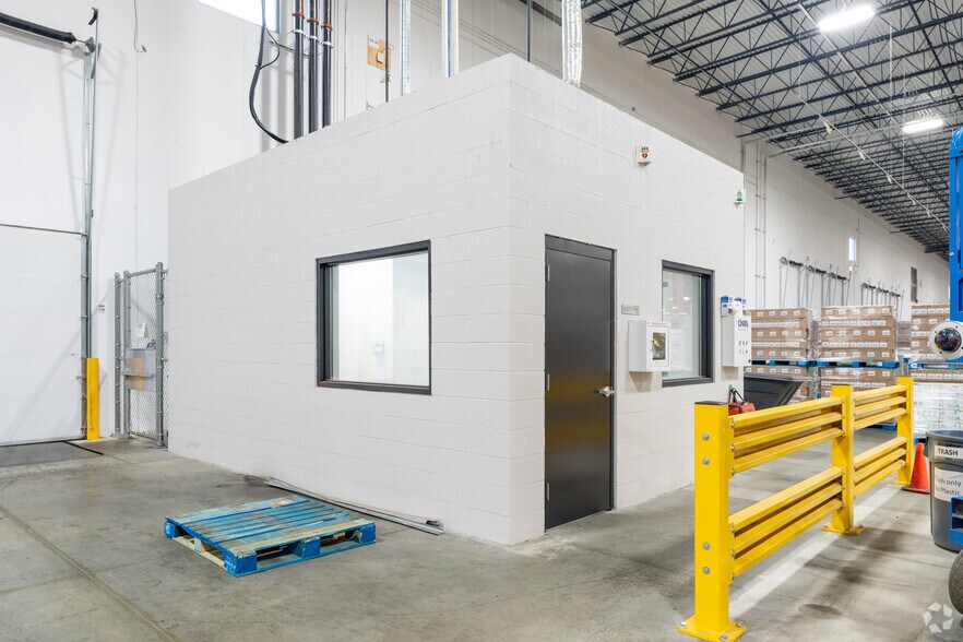 More Photos Of 3919 Lakeview Corporate Dr, Edwardsville Distribution For Lease