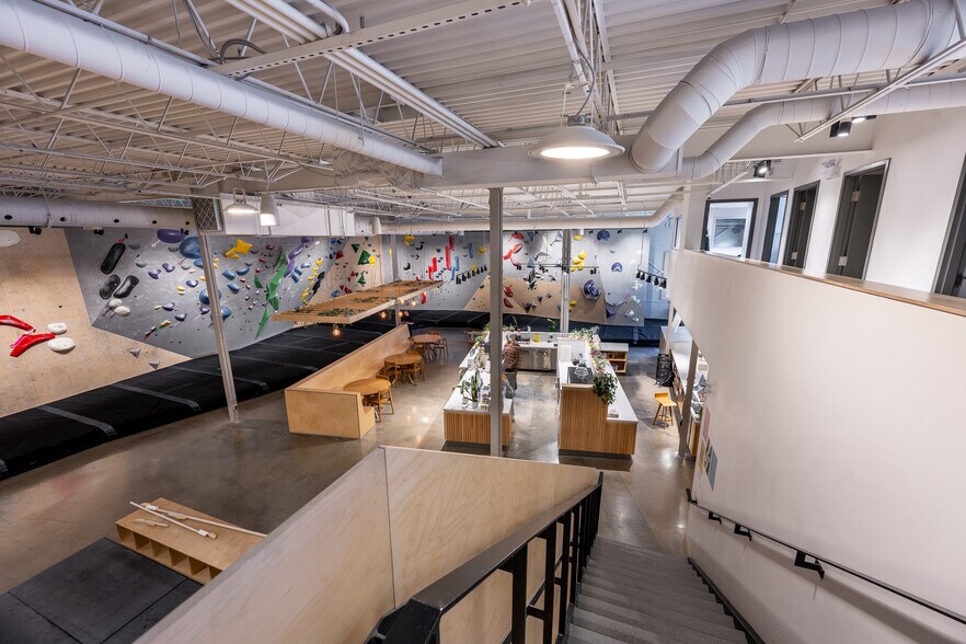 More Photos Of 5600 Av De Gaspé, Montréal Manufacturing For Sale