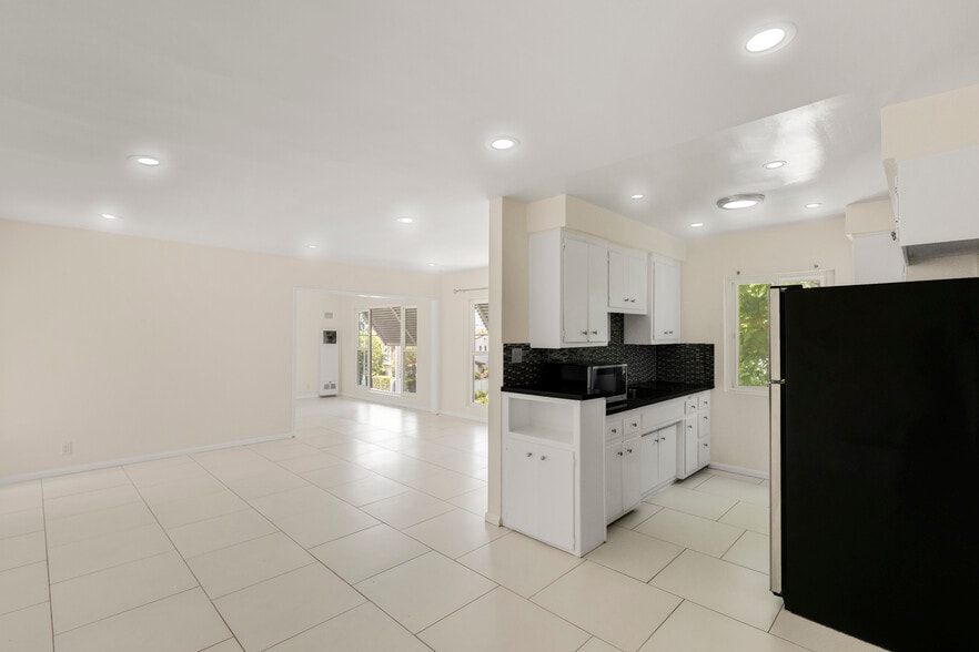 More Photos Of 900 N Orange Grove Ave, West Hollywood Apartments For Sale