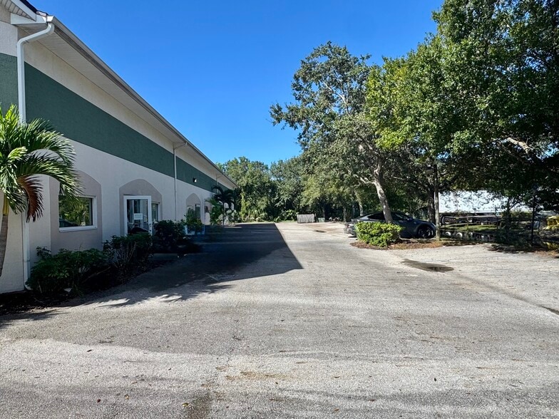More Photos Of 4005 43rd Ave, Vero Beach Warehouse For Sale