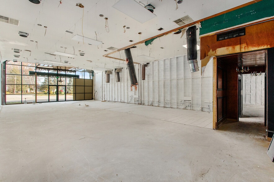 More Photos Of 5030 Coldwater Rd, Flint Freestanding For Lease