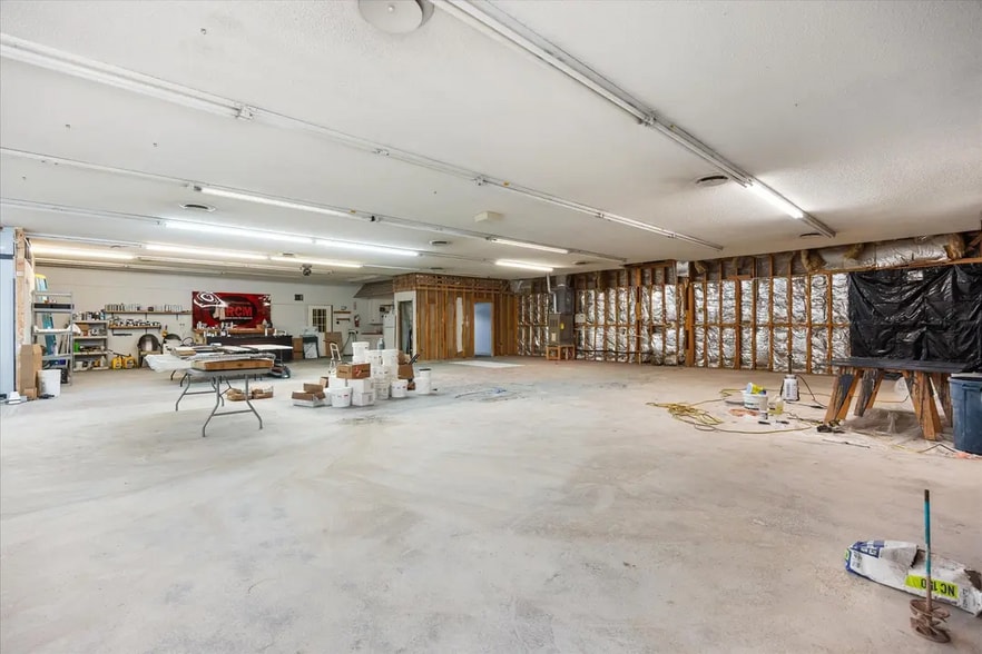 More Photos Of 1409 NE Barnard St, Glen Rose Storefront Retail Office For Sale