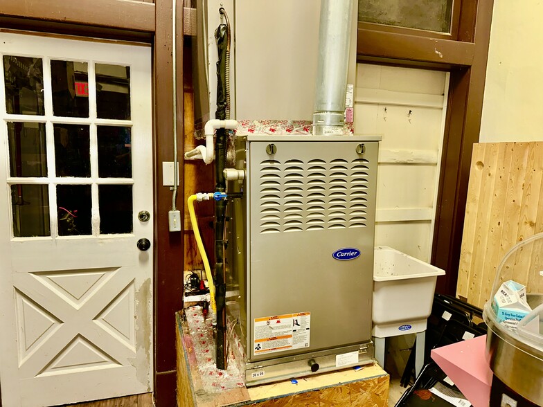 More Photos Of 1317 E Main St, Humboldt Freestanding For Sale
