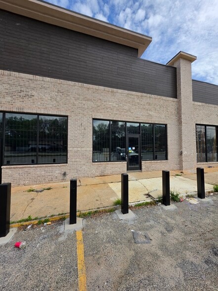 More Photos Of 3858 Glenwood Rd, Decatur Unknown For Lease