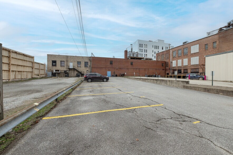 More Photos Of 700 Market St, Parkersburg Office For Lease