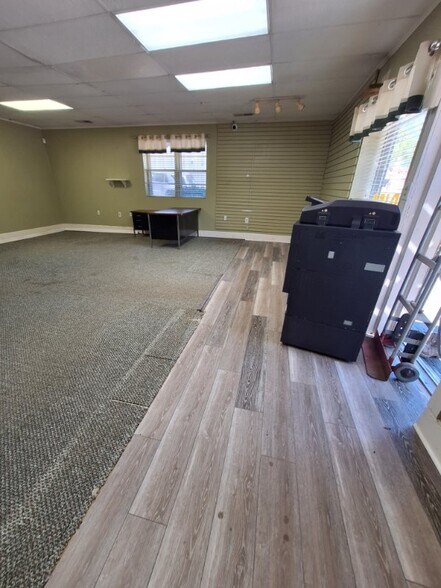 More Photos Of 618 N Salisbury Ave, Spencer Office For Lease