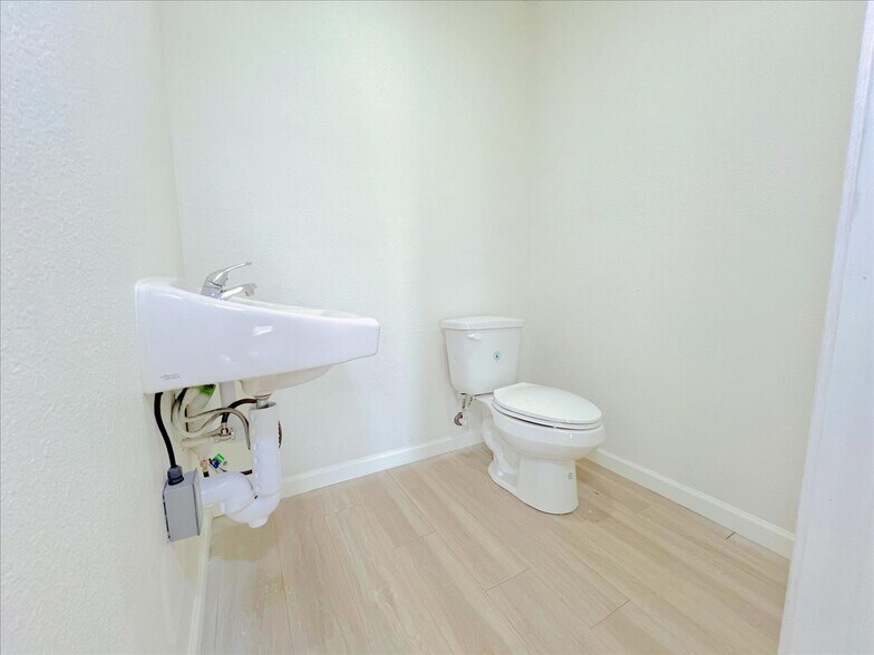 More Photos Of 7704 Irvington Blvd, Houston General Retail For Lease