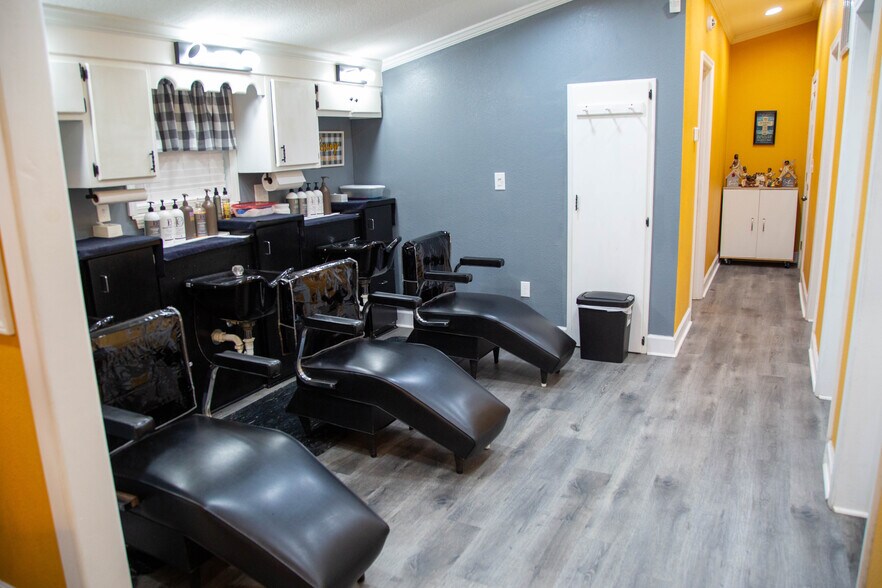 More Photos Of 93 Bell Dr, Baxley General Retail For Sale