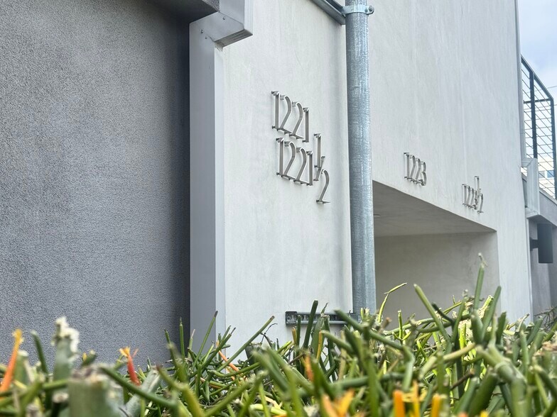 More Photos Of 1221-1223 1/2 N Kenmore Ave, Los Angeles Apartments For Sale