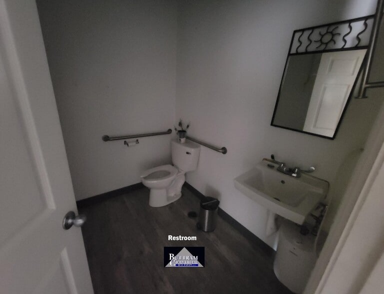 More Photos Of 1612 S Madison St, Webb City Storefront For Lease