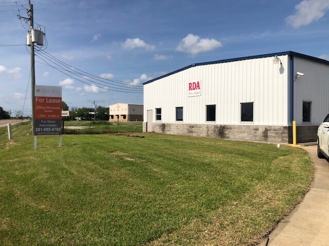 More Photos Of 5548 North Main St, Baytown Warehouse For Lease