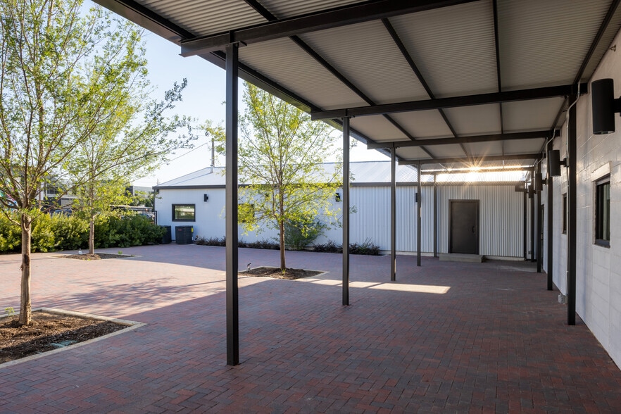 More Photos Of 300 E Division St, Arlington Restaurant For Lease