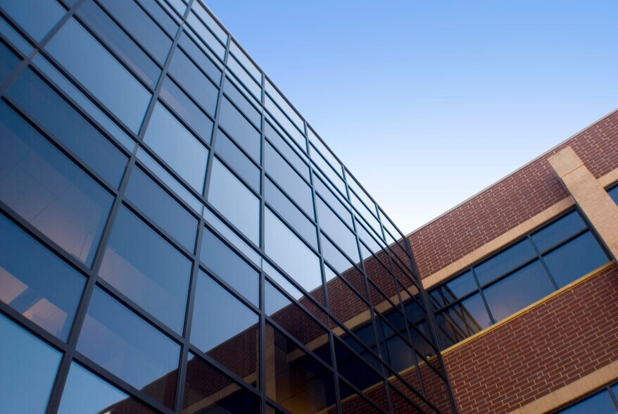 More Photos Of 12421 Meredith Dr, Urbandale Office For Lease
