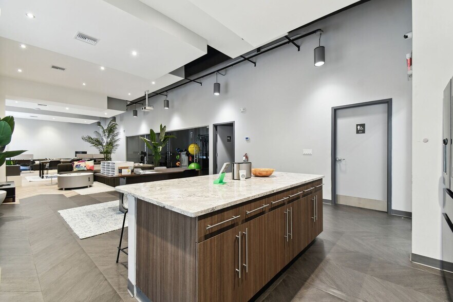 More Photos Of 924 Hale Ave, Brooksville Office For Sale