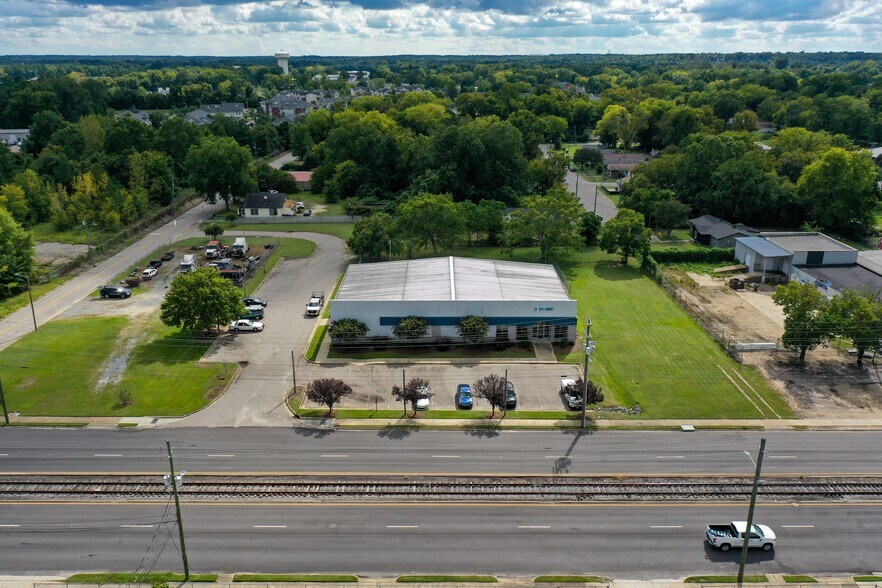 More Photos Of 552 E Russell St, Fayetteville Showroom For Sale