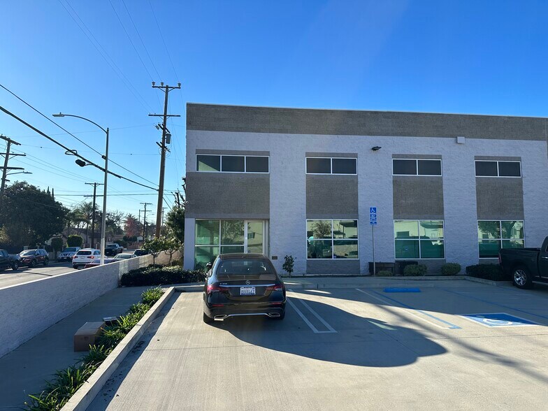 More Photos Of 7655 Kester Ave, Van Nuys Warehouse For Lease