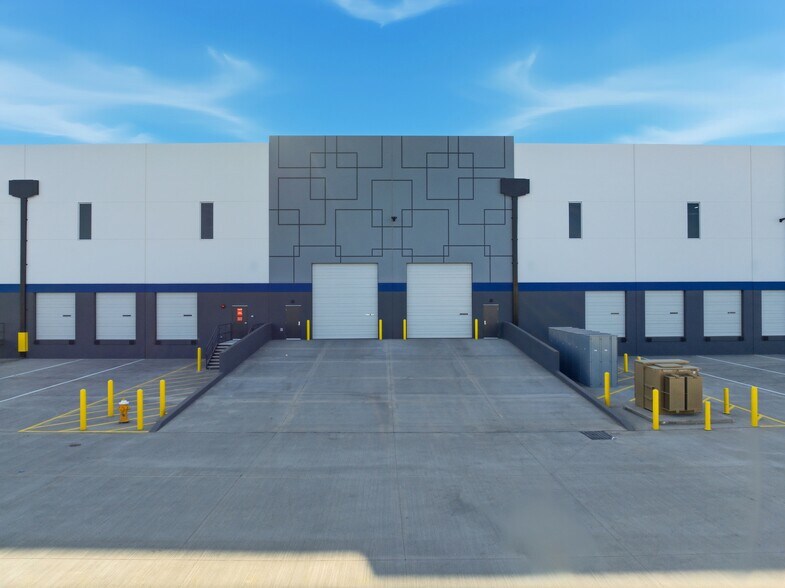 More Photos Of 2350 W Corporate Center Dr, Phoenix Distribution For Sale