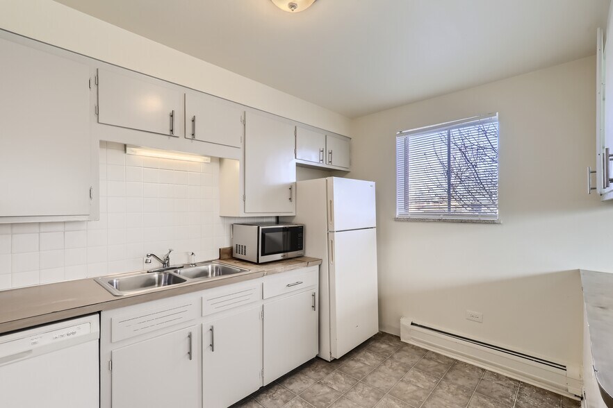 More Photos Of 1695 Clinton St, Aurora Apartments For Sale